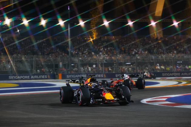 03 VERSTAPPEN Max (nld), Red Bull Racing Ford RB22, action Singapore 2026 81 PIASTRI Oscar (aus), McLaren F1 Team MCL40, action 01 NORRIS Lando (gbr), McLaren F1 Team MCL40, action Singapore 2026 Singapore