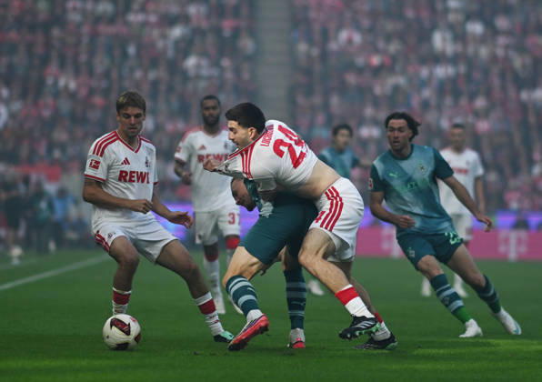 11.10.2026, xophax, Fussball 1.Bundesliga, 1.FC Koeln - Borussia Mönchengladbach . V.l.n.rechts : Borna Sosa 8 1.Fc Köln ) , Isac Lidberg ( Mönchengladbach ) , Luka Lochoshvili ( 1.FC Köln ) Koeln