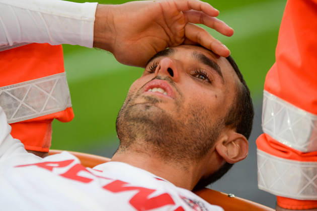 Ellyes Skhiri (Koeln 6) wird verletzt mit Trage vom Spielfeld getragen 11.10.2026 ¢ Fussball ¢ 1. FC Koeln vs Borussia Moenchengladbach, RheinEnergieStadion, Koeln, DFB DFL REGULATIONS PROHIBIT ANY USE OF PHOTOGRAPHS AS IMAGE SEQUENCES AND OR QUASI-VIDEO NRW Germany