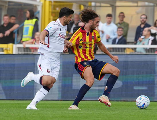 October 11, 2026, Lecce, Italia: US Lecce s Antonino Gallo (R) and FC Bologna s Riccardo Orsolini in action during the Italian Serie A soccer match US Lecce vs Bologna FC at the Via Del Mare stadium in Lecce, Italy, 11 october 2026. ANSA ABBONDANZA SCURO LEZZI. Soccer: Serie A; Lecce-Bologna  - ZUMAa110 20261011_zaf_a110_055 Copyright: xAbbondanzaxScuroxLezzix