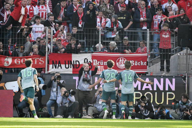 Joe Scally (Borussia Moenchengladbach), mi., jubelt vor dem Kölner Fanblock, hinten ein Fotograf mit einer unschönen Geste 11.10.2026, Fussball 1. Bundesliga, Saison 2026 2027, 5. Spieltag, 1. FC Köln - Borussia Mönchengladbach DFL regulations prohibit any use of photographs as image sequences and or quasi-video Koeln Rhein-Energie-Stadion Nordrhein Westfalen Deutschland