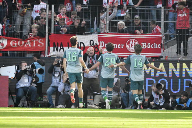 Joe Scally (Borussia Moenchengladbach), mi., jubelt vor dem Kölner Fanblock, hinten ein Fotograf mit einer unschönen Geste 11.10.2026, Fussball 1. Bundesliga, Saison 2026 2027, 5. Spieltag, 1. FC Köln - Borussia Mönchengladbach DFL regulations prohibit any use of photographs as image sequences and or quasi-video Koeln Rhein-Energie-Stadion Nordrhein Westfalen Deutschland