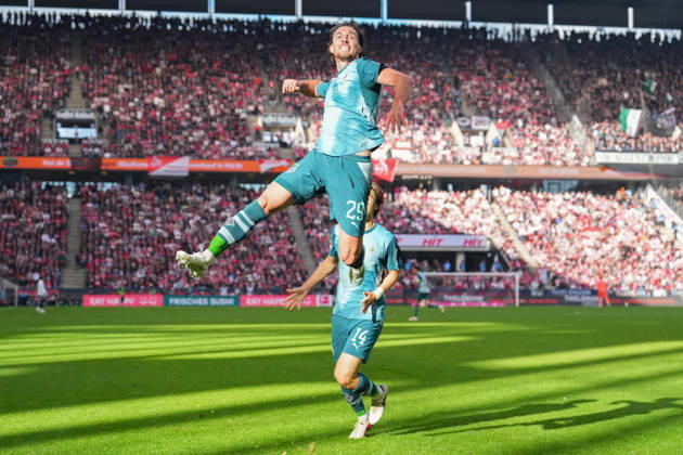 11.10.2026, xydrx, Herren, Fußball, 1.Bundesliga, 1.FC Köln - Borussia Mönchengladbach, Saison 2026 2027, RheinEnergieSTADION: Torjubel nach dem Tor zum 1:1 für Borussia Mönchengladbach durch Torschütze Joe Scally (Borussia Moenchengladbach, 29) zusammen mit Daiki Hashioka (Borussia Moenchengladbach, 14) DFB regulations prohibit any use of photographs as image sequences and or quasi-video. Copyright: HMBxMedia YannisxDreimann