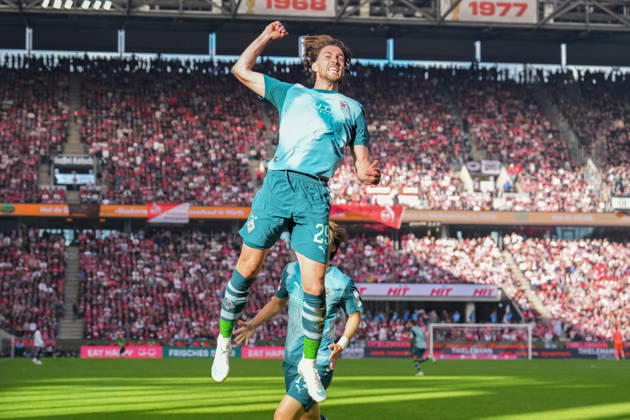 11.10.2026, xydrx, Herren, Fußball, 1.Bundesliga, 1.FC Köln - Borussia Mönchengladbach, Saison 2026 2027, RheinEnergieSTADION: Torjubel nach dem Tor zum 1:1 für Borussia Mönchengladbach durch Torschütze Joe Scally (Borussia Moenchengladbach, 29) zusammen mit Daiki Hashioka (Borussia Moenchengladbach, 14) DFB regulations prohibit any use of photographs as image sequences and or quasi-video. Copyright: HMBxMedia YannisxDreimann