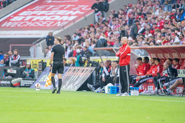Rene Wagner (1.FC Koeln, Trainer) schaut seinem Team zu 1.FC Köln vs. Borussia Moenchengladbach, Fussball, Bundesliga, 5.Spieltag, Saison 2026 27, 12.10.2026, DFL REGULATIONS PROHIBIT ANY USE OF PHOTOGRAPHS AS IMAGE SEQUENCES AND OR QUASI-VIDEO, 1.FC Köln vs. Borussia Moenchengladbach, Fussball, Bundesliga, 5.Spieltag, Saison 2026 27, 12.10.2026 Köln Copyright: xEibner-Pressefoto LukasxBaldygax EP_LBA