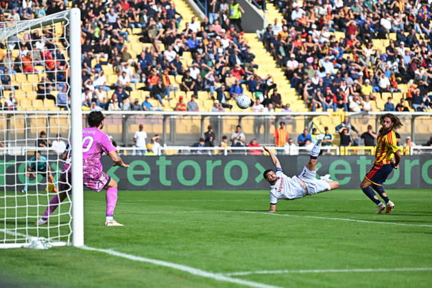 Foto IPP Marco Verri Lecce 11 10 26 Calcio Campionato Serie A 2026 2027 Lecce-Bologna nella foto il gol di Riccardo Orsolini, attaccante del Bologna in rovesciata Italy Photo Press - World Copyright Lecce italy Italy ITALY  Copyright: xR4924_italyphotopressx