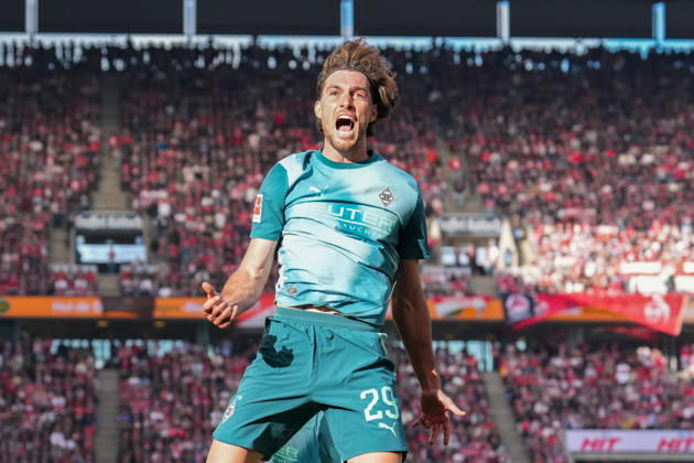 11.10.2026, xydrx, Herren, Fußball, 1.Bundesliga, 1.FC Köln - Borussia Mönchengladbach, Saison 2026 2027, RheinEnergieSTADION: Torjubel nach dem Tor zum 1:1 für Borussia Mönchengladbach durch Torschütze Joe Scally (Borussia Moenchengladbach, 29) zusammen mit Daiki Hashioka (Borussia Moenchengladbach, 14) DFB regulations prohibit any use of photographs as image sequences and or quasi-video. Copyright: HMBxMedia YannisxDreimann