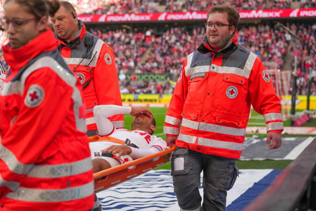 11.10.2026, xydrx, Herren, Fußball, 1.Bundesliga, 1.FC Köln - Borussia Mönchengladbach, Saison 2026 2027, RheinEnergieSTADION: Ellyes Skhiri (1.FC Köln, 6) wird verletzt mit der Trage vom Feld gebracht DFB regulations prohibit any use of photographs as image sequences and or quasi-video. Copyright: HMBxMedia YannisxDreimann