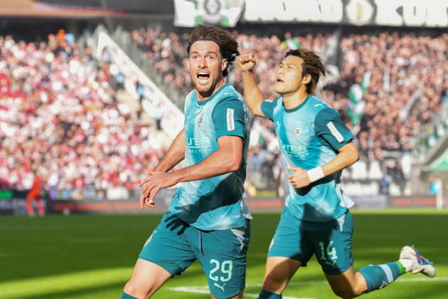 11.10.2026, xydrx, Herren, Fußball, 1.Bundesliga, 1.FC Köln - Borussia Mönchengladbach, Saison 2026 2027, RheinEnergieSTADION: Torjubel nach dem Tor zum 1:1 für Borussia Mönchengladbach durch Torschütze Joe Scally (Borussia Moenchengladbach, 29) zusammen mit Daiki Hashioka (Borussia Moenchengladbach, 14) DFB regulations prohibit any use of photographs as image sequences and or quasi-video. Copyright: HMBxMedia YannisxDreimann