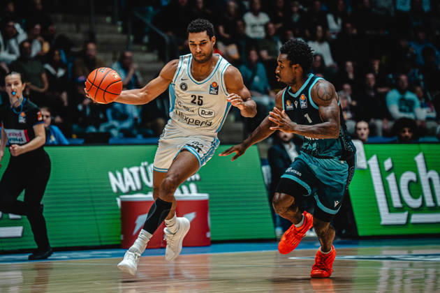 11.10.2026, xhfmx, Basketball easyCredit BBL Bundesliga, Frankfurt Skyliners - Veolia Towers Hamburg v.l. Kenneth Ogbe (Veolia Towers Hamburg), Isaiah Swope (Skyliners Frankfurt) Frankfurt am Main