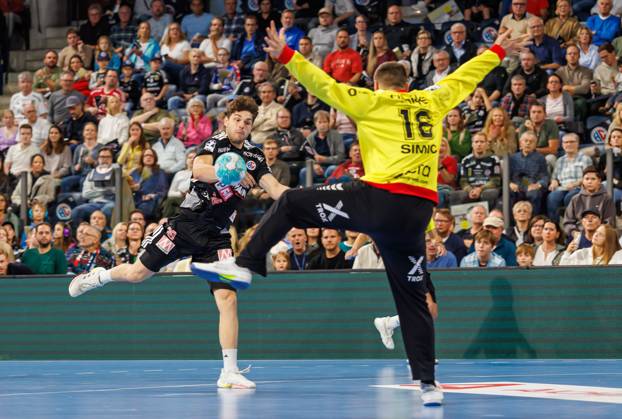 11.10.2026 - Handball - 1. Bundesliga OPEL HBL - Saison 2026 2027 - 08. Spieltag: HC Erlangen Metropolregion Nürnberg HCE - MT Melsungen - DaMa - xdaxmax - Tobias Buck (39, HC Erlangen HCE ) Nebojsa Simic (16, MT Melsungen )
