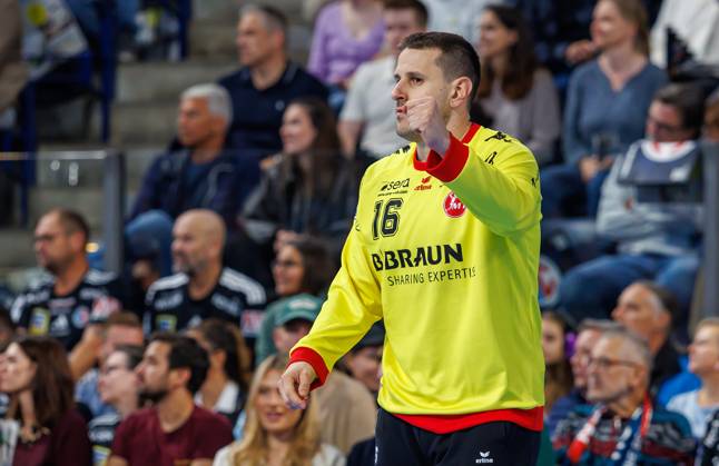 11.10.2026 - Handball - 1. Bundesliga OPEL HBL - Saison 2026 2027 - 08. Spieltag: HC Erlangen Metropolregion Nürnberg HCE - MT Melsungen - DaMa - xdaxmax - Nebojsa Simic (16, MT Melsungen ) ballt Faust Fäuste