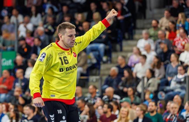 11.10.2026 - Handball - 1. Bundesliga OPEL HBL - Saison 2026 2027 - 08. Spieltag: HC Erlangen Metropolregion Nürnberg HCE - MT Melsungen - DaMa - xdaxmax - Nebojsa Simic (16, MT Melsungen ) ballt Faust Fäuste