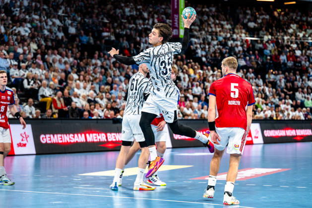 11.10.2026, xdobgx, Handball Opel HBL, THW Kiel - Handball Club Hamburg v.l. Domen Makuc (Kiel, 35) beim Wurf, in action, throwing Kiel