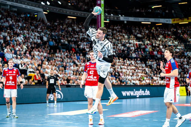 11.10.2026, xdobgx, Handball Opel HBL, THW Kiel - Handball Club Hamburg v.l. Hendrik Pekeler (Kiel, 61), beim Wurf, in action, throwing Kiel