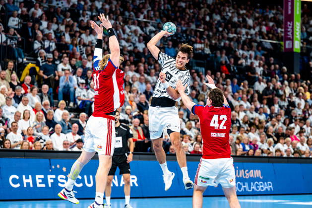 11.10.2026, xdobgx, Handball Opel HBL, THW Kiel - Handball Club Hamburg v.l. Martin Hovde (Handball Club Hamburg, 81), Julian Köster (Kiel, 7) beim Wurf, in action, throwing, Jan Christian Schmidt (Handball Club Hamburg, 42) Kiel