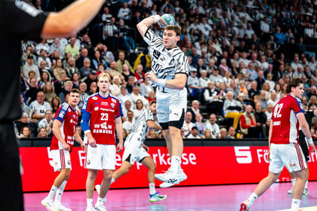 11.10.2026, xdobgx, Handball Opel HBL, THW Kiel - Handball Club Hamburg v.l. Lukas Laube (Kiel, 20) beim Wurf, in action, throwing Kiel