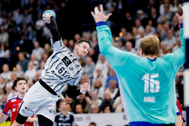 Kiel, 11. Oktober 2026 - Handball, 1. Bundesliga 2026 27, THW Kiel - Handball Club Hamburg: Hendrik Pekeler (THW Kiel, 61), Robin Paulsen Haug (HC Hamburg, 16)