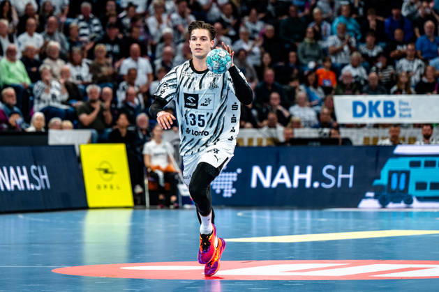 11.10.2026, xdobgx, Handball Opel HBL, THW Kiel - Handball Club Hamburg v.l. Domen Makuc (Kiel, 35) am Ball, plays the ball Zweikampf, Duell, Kampf, tackle Kiel