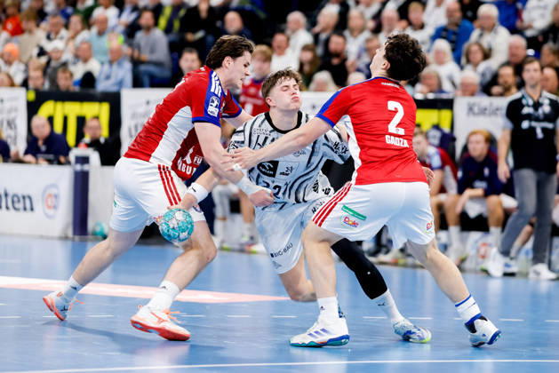Kiel, 11. Oktober 2026 - Handball, 1. Bundesliga 2026 27, THW Kiel - Handball Club Hamburg: Jan Christian Schmidt (HC Hamburg, 42), Rasmus Ankermann (THW Kiel, 22), Toma Gadza (HC Hamburg, 2)