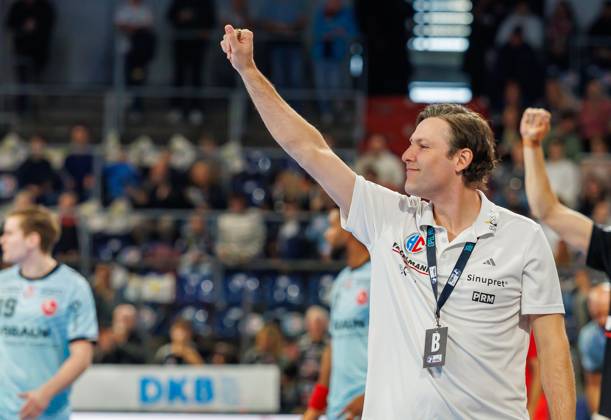 11.10.2026 - Handball - 1. Bundesliga OPEL HBL - Saison 2026 2027 - 08. Spieltag: HC Erlangen Metropolregion Nürnberg HCE - MT Melsungen - DaMa - xdaxmax - Johannes Sellin ( Trainer HC Erlangen HCE ) lacht Lachen freut sich Freude ballt Faust Fäuste