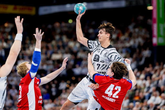 Kiel, 11. Oktober 2026 - Handball, 1. Bundesliga 2026 27, THW Kiel - Handball Club Hamburg: Einar Olafsson (HC Hamburg, 23), Julian Köster (THW Kiel, 7), Jan Christian Schmidt (HC Hamburg, 42)
