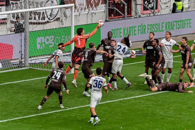 Ben Voll ( Pauli ) faustet den Ball weg 24 Sandro Trémoulet ( KSC ) Deutschland , Hamburg , Millerntorstadion , Fussball , 2. Bundesliga , FC St Pauli - Karlsruher SC