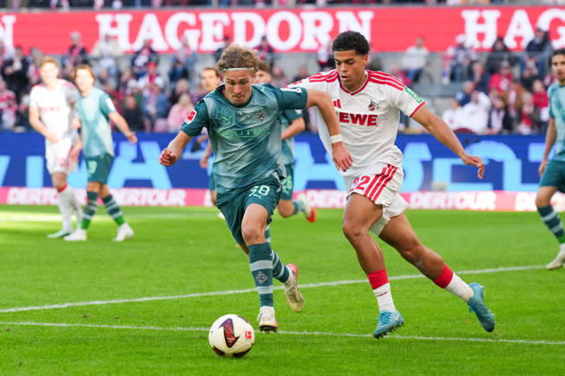 11.10.2026, xydrx, Herren, Fußball, 1.Bundesliga, 1.FC Köln - Borussia Mönchengladbach, Saison 2026 2027, RheinEnergieSTADION: Hugo Bolin (Borussia Moenchengladbach, 38) im Zweikampf gegen Jahmai Simpson-Pusey (1.FC Köln, 22) DFB regulations prohibit any use of photographs as image sequences and or quasi-video. Copyright: HMBxMedia YannisxDreimann