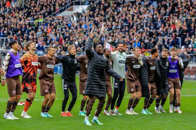 Schlussjubel der Mannschaft Abdoulie Ceesay ( Pauli ) tanzt vor der Südtritbüne Deutschland , Hamburg , Millerntorstadion , Fussball , 2. Bundesliga , FC St Pauli - Karlsruher SC