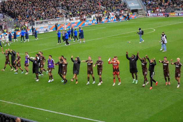 Schlussjubel der Mannschaft ( Pauli ) vor der Hauptritbüne Deutschland , Hamburg , Millerntorstadion , Fussball , 2. Bundesliga , FC St Pauli - Karlsruher SC