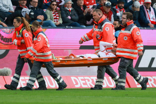 Sport Bilder des Tages 1. Bundesliga - 26 27 - 1. FC Köln - Borussia Mönchengladbach am 11.10.2026 im RheinEnergieSTADION in Köln Ellyes Skhiri (Koeln 6) Verletzt, Verletzung, Schmerzen