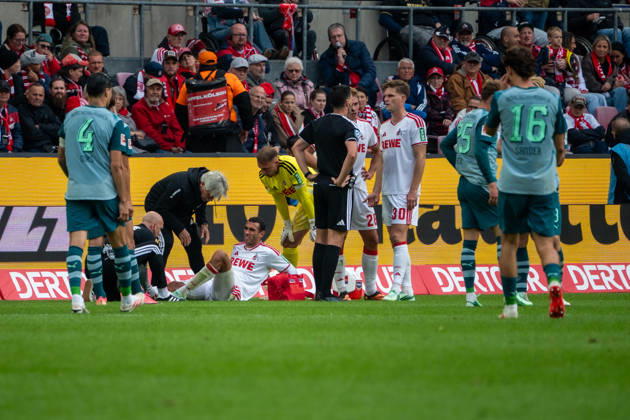 Deutschland: 1.Bundesliga 2026 2027, 5. Spieltag, 1.FC Köln vs Borussia Mönchengladbach, Sonntag, 11.10.2026 RheinEnergie-Stadion (Köln-Nordrhein-Westfalen): Ellyes Skhiri (1.FC Köln, 6) liegt mit Schmerzen auf dem Spielfeld und muss behandelt werden Köln RheinEnergier-Stadion, Köln Deutschland Copyright: xOrhanxHabashx