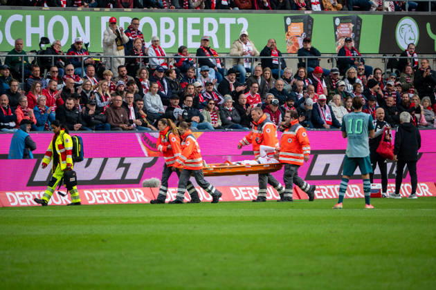 Deutschland: 1.Bundesliga 2026 2027, 5. Spieltag, 1.FC Köln vs Borussia Mönchengladbach, Sonntag, 11.10.2026 RheinEnergie-Stadion (Köln-Nordrhein-Westfalen): Ellyes Skhiri (1.FC Köln, 6) liegt mit Schmerzen auf dem Spielfeld und muss behandelt werden Köln RheinEnergier-Stadion, Köln Deutschland Copyright: xOrhanxHabashx