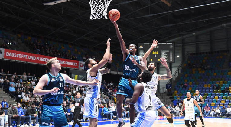 11.10.2026, xokbx, Basketball easyCredit BBL Bundesliga, Frankfurt Skyliners - Veolia Towers Hamburg v.l. William Christmas (Fraport Skyliners Frankfurt), Till Pape (Fraport Skyliners Frankfurt), David Muenkat (Veolia Towers Hamburg), Noah Thomasson (Veolia Towers Hamburg), Martin Breunig (Veolia Towers Hamburg), Wurf, Zweikampf, Duell Frankfurt am Main