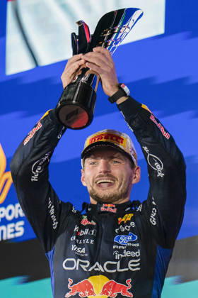FORMULA 1 SINGAPORE AIRLINES SINGAPORE GRAND PRIX 2026 Max Verstappen (NED) 3 Red Bull Racing celebrates on the podium after winning the race during the Formula 1 Singapore Airlines Singapore Grand Prix 2026, Round 17 of the 2026 Formula 1 World Championship, WM, Weltmeisterschaft from 9th - 11th October 2026 at the Marina Bay Street Circuit, Singapore. Credit: Robbie Hoad Every Second Media Editorial use only. All images are copyright Every Second Media Limited. No images may be reproduced without prior permission. Copyright: xIMAGO EveryxSecondxMediax ESM-2203-0626 RobbiexHoadx xEveryxSecondxMediax