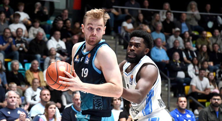11.10.2026, xokbx, Basketball easyCredit BBL Bundesliga, Frankfurt Skyliners - Veolia Towers Hamburg v.l. Till Pape (Fraport Skyliners Frankfurt), Noah Thomasson (Veolia Towers Hamburg), Zweikampf, Duell Frankfurt am Main