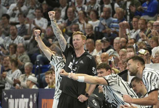 Foto : Jubel nach dem Schlußpfiff bei den Spielern vom THW , hier Kiels Trainer Börge LUND Handball Herren 1. Bundesliga 8. Spieltag am So. 11.10.2026 THW Kiel - HCH Hamburg