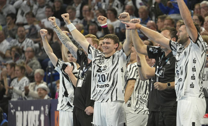 Foto : Jubel nach dem Schlußpfiff bei den Spielern vom THW , mitte Lukas LAUBE Handball Herren 1. Bundesliga 8. Spieltag am So. 11.10.2026 THW Kiel - HCH Hamburg