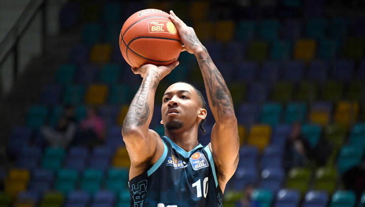 11.10.2026, xokbx, Basketball easyCredit BBL Bundesliga, Frankfurt Skyliners - Veolia Towers Hamburg v.l. Judah Mintz (Fraport Skyliners Frankfurt), Wurf Frankfurt am Main