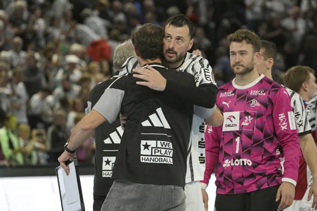 Foto : Trost nach dem Schlusspfiff , Domagoj Duvnjak (Kiel) und Hamburgs Trainer Torsten Toto Jansen Handball Herren 1. Bundesliga 8. Spieltag am So. 11.10.2026 THW Kiel - HCH Hamburg