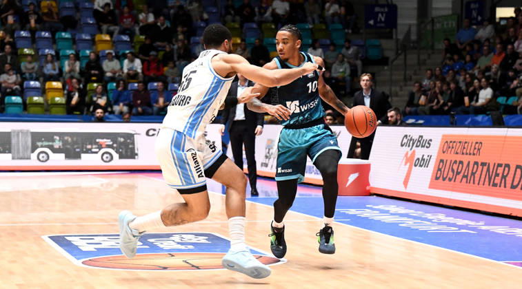 11.10.2026, xokbx, Basketball easyCredit BBL Bundesliga, Frankfurt Skyliners - Veolia Towers Hamburg v.l. Judah Mintz (Fraport Skyliners Frankfurt), David Muenkat (Veolia Towers Hamburg), Zweikampf, Duell Frankfurt am Main