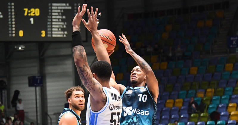 11.10.2026, xokbx, Basketball easyCredit BBL Bundesliga, Frankfurt Skyliners - Veolia Towers Hamburg v.l. Judah Mintz (Fraport Skyliners Frankfurt), David Muenkat (Veolia Towers Hamburg), Wurf, Zweikampf, Duell, Block Frankfurt am Main