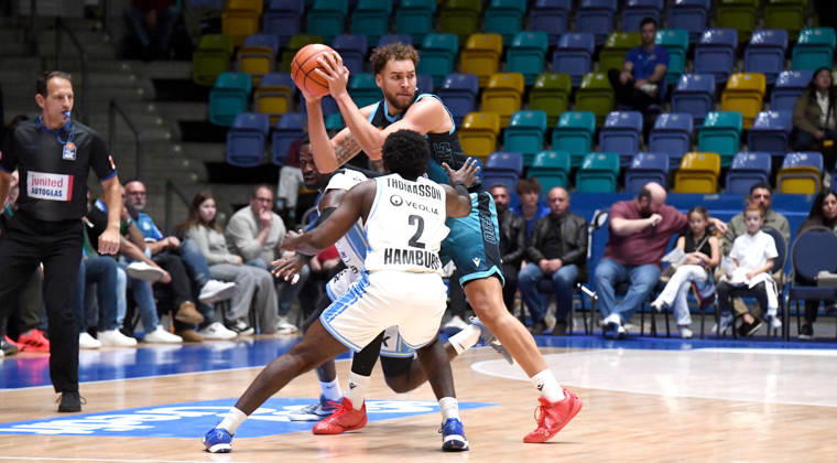 11.10.2026, xokbx, Basketball easyCredit BBL Bundesliga, Frankfurt Skyliners - Veolia Towers Hamburg v.l. Race Thompson (Fraport Skyliners Frankfurt), Noah Thomasson (Veolia Towers Hamburg), Zweikampf, Duell Frankfurt am Main