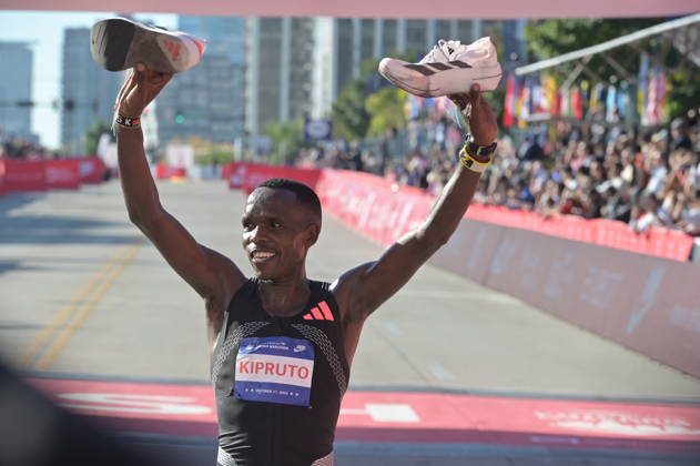 Chicago Marathon 2026 CHICAGO, ILLINOIS - OCTOBER 11: Kenyan runner Amos Kipruto crosses the finish line to win the men s professional division at the 48th Bank of America Chicago Marathon in Chicago, United States on October 11, 2026. Over 55,000 participants competed in the 26.2-mile course starting and finishing in Grant Park. Jacek Boczarski Anadolu Chicago United States. Editorial use only. Please get in touch for any other usage.  Copyright: x2026xAnadoluxJacekxBoczarskix