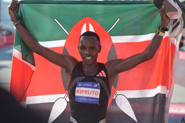 Chicago Marathon 2026 CHICAGO, ILLINOIS - OCTOBER 11: Kenyan runner Amos Kipruto crosses the finish line to win the men s professional division at the 48th Bank of America Chicago Marathon in Chicago, United States on October 11, 2026. Over 55,000 participants competed in the 26.2-mile course starting and finishing in Grant Park. Jacek Boczarski Anadolu Chicago United States. Editorial use only. Please get in touch for any other usage.  Copyright: x2026xAnadoluxJacekxBoczarskix