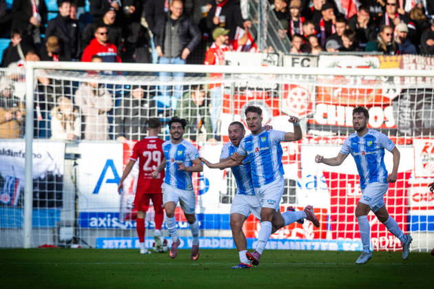 Chemnitz , 111026 , Fussball Regionalliga Nordost Chemnitzer FC - FC Rot Weiß Erfurt im Bild: Jonas Marx (Chemnitz ) jubelt nach dem 1:0 mit der Mannschaft