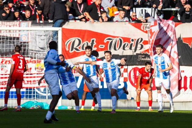 Chemnitz , 111026 , Fussball Regionalliga Nordost Chemnitzer FC - FC Rot Weiß Erfurt im Bild: Jonas Marx (Chemnitz ) jubelt nach dem 1:0 mit der Mannschaft