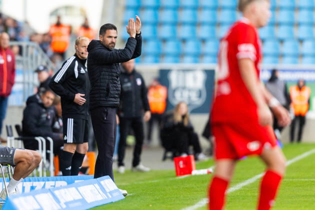 Chemnitz , 111026 , Fussball Regionalliga Nordost Chemnitzer FC - FC Rot Weiß Erfurt im Bild: Trainer Benjamin Duda (Chemnitz)