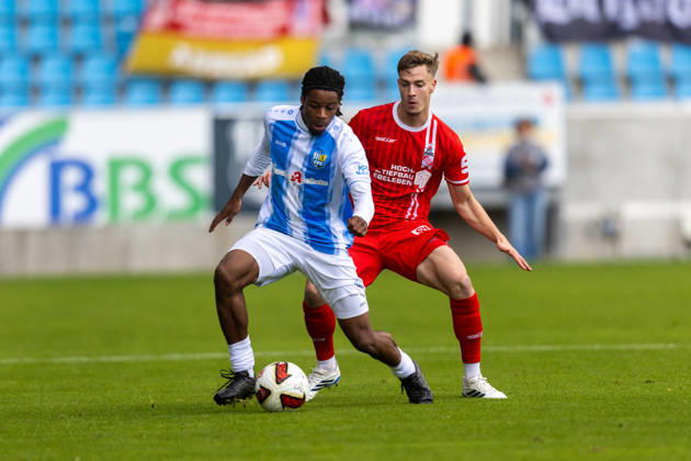 Chemnitz , 111026 , Fussball Regionalliga Nordost Chemnitzer FC - FC Rot Weiß Erfurt im Bild: Laurenz Dehl (Erfurt) gegen Ken Tchouangue (Chemitz)