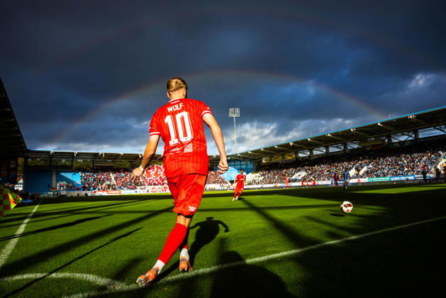 Chemnitz , 111026 , Fussball Regionalliga Nordost Chemnitzer FC - FC Rot Weiß Erfurt im Bild: Regenbogen über dem Stadion an der Gelertstrasse ,Marco Wolf (Erfurt)